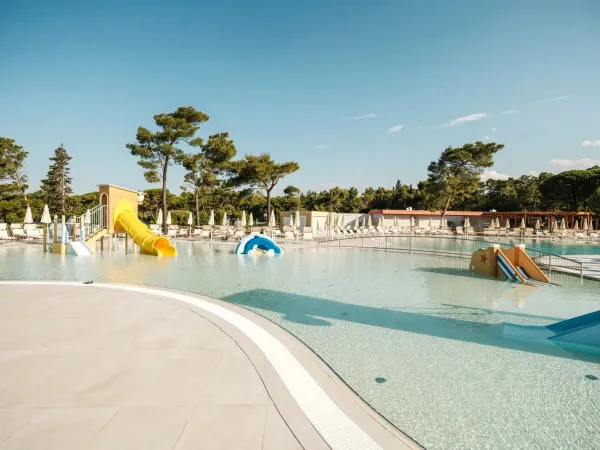 Kinderpool mit Rutsche auf dem Roan Campingplatz Zaton Holiday Resort.