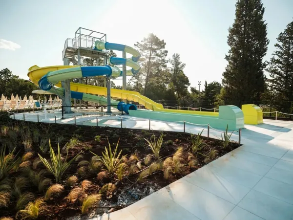 Schnelle Rutschen am Pool des Roan Campingplatzes Zaton Holiday Resort.