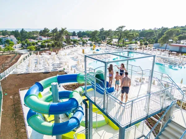 Wasserrutschen und Überblick über den zweiten Pool des Roan Campingplatzes Zaton Holiday Resort.