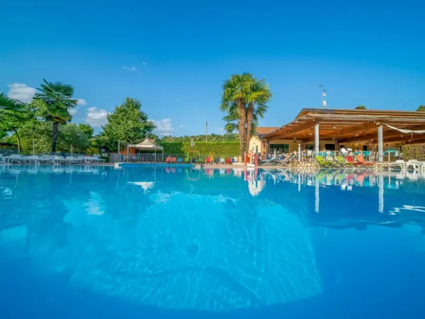 Das Schwimmbad des Campingplatzes Okay Lido in Roan.