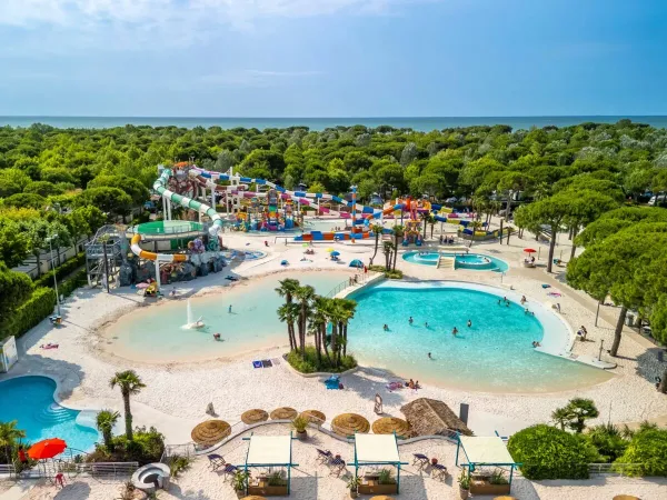 Übersicht Poolanlage des Campingplatzes Roan Union Lido Mare.