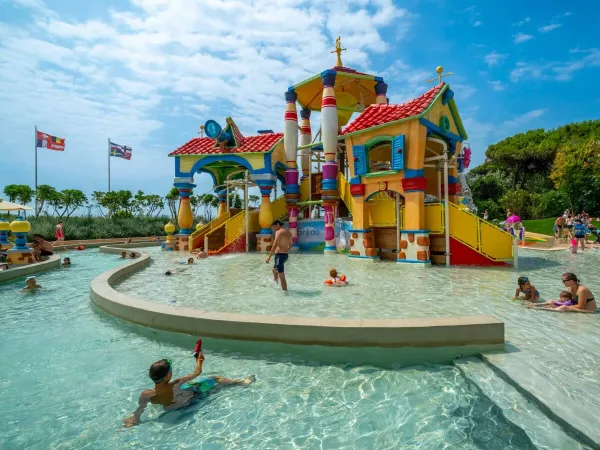 Erneuerte Schwimmbadanlage "Speedy Island" auf dem Campingplatz Roan Union Lido Mare.