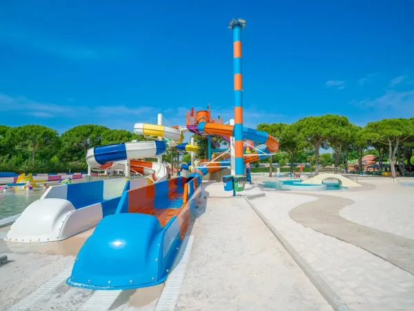 Große Rutschen im Schwimmbadkomplex des Campingplatzes Union Lido Mare in Roan.