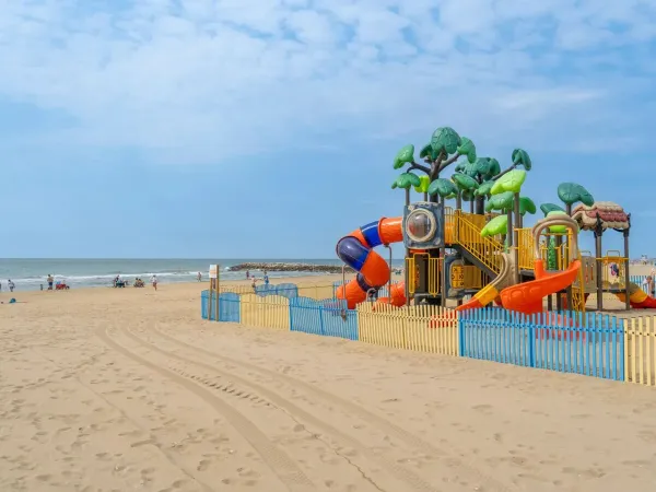 Großer Spielplatz am Strand des Roan Camping Union Lido Mare.