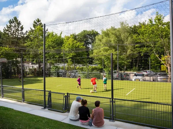 Der Fußballplatz von Roan camping hu Birkelt village.