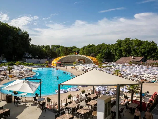 Übersichtsfoto des Schwimmbads auf dem Campingplatz Roan hu Birkelt village.