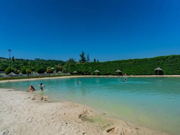 Das Lagunen-Pool-Paradies mit Strand auf dem Roan-Campingplatz Chateau de Galaure.