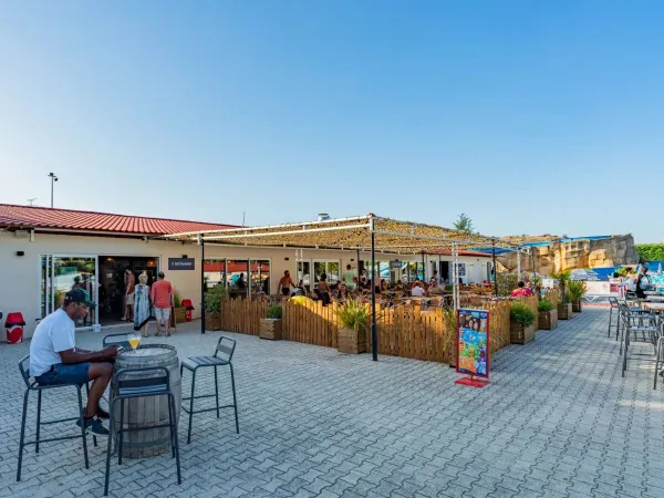 Die Bar und das Restaurant des Campingplatzes Roan Chateau de Galaure.