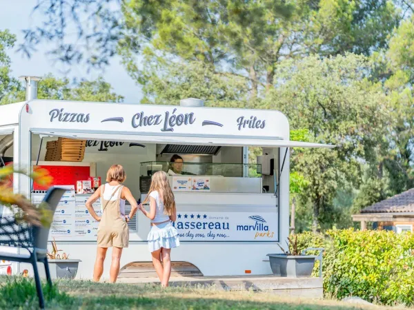 Pizza zum Mitnehmen auf dem Campingplatz Domaine de Massereau in Roan.