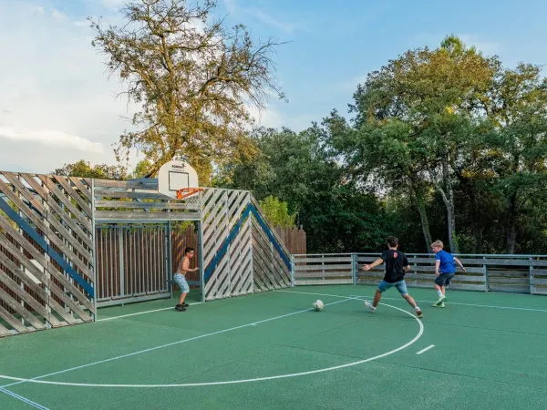 Mehrzweck-Sportplatz auf dem Roan-Campingplatz Domaine de Massereau.
