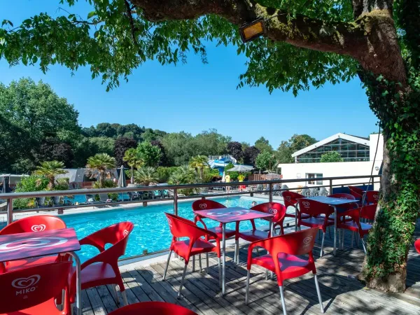 Die Terrasse am Pool des Campingplatzes Roan Le Ty Nadan.