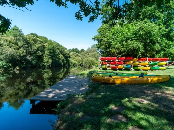 Kanufahren auf dem Fluss D'Elle direkt neben dem Roan-Campingplatz Le Ty Nadan.