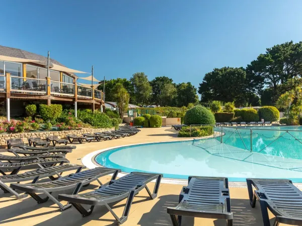 Sonnenliegen am Pool auf dem Campingplatz Roan La Grande Métairie.