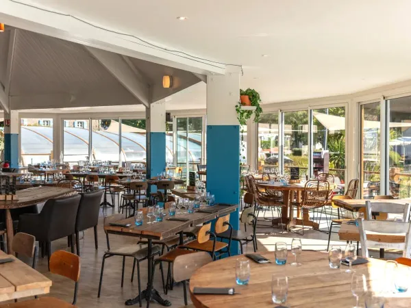 Gemütliches Restaurant auf dem Roan-Campingplatz La Grande Métairie.