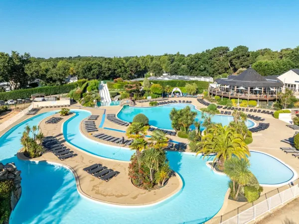 Das schöne Schwimmbad des Campingplatzes La Grande Métairie in Roan.