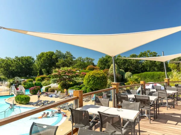 Schöner Blick von der Terrasse auf den Pool des Campingplatzes La Grande Métairie in Roan.
