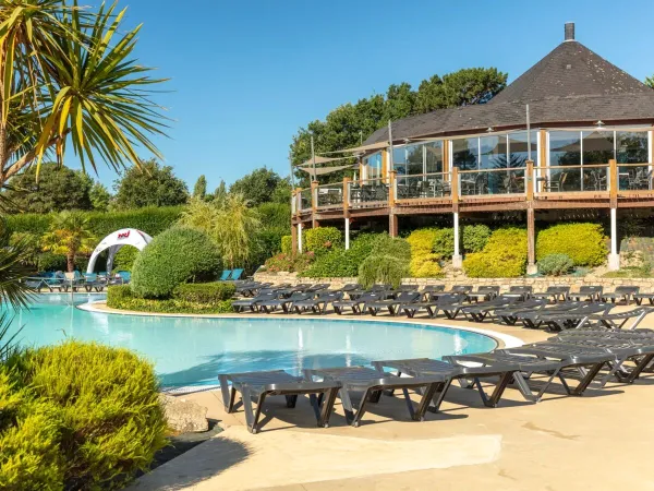 Schwimmbad und Restaurant auf dem Campingplatz Roan Grande Métairie.