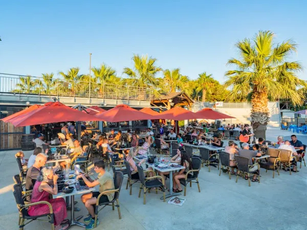 Die Terrasse im Restaurant des Campingplatzes Roan Le Soleil de la Méditerranée.
