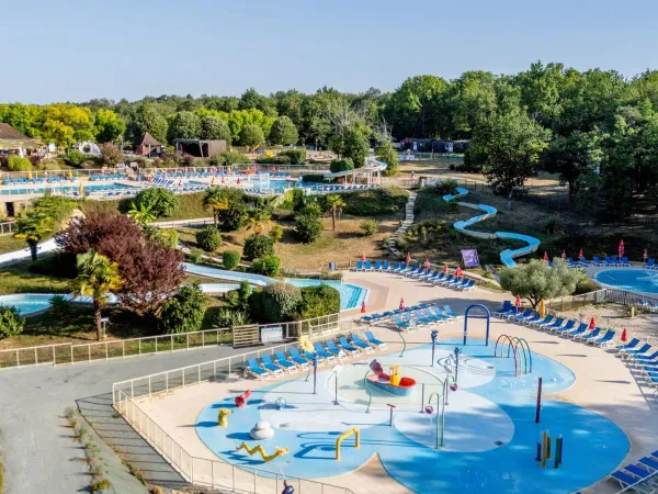 Überblick über den Wasserpark und die Pools in der Ferne auf dem Campingplatz Roan Saint Avit Loisirs