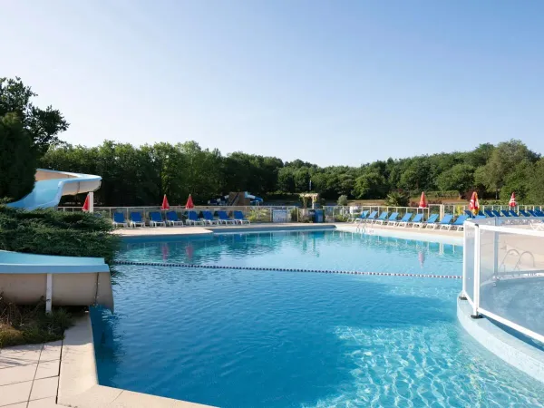 Freibad auf dem Campingplatz Roan Avit Loisirs.