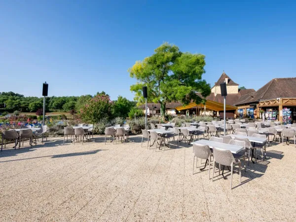 Die Terrasse am Pool auf dem Campingplatz Roan Saint Avit Loisirs.