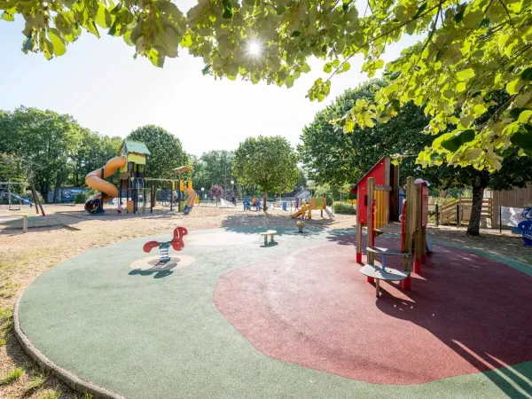 Großer Spielplatz auf dem Campingplatz Roan Saint Avit Loisirs.