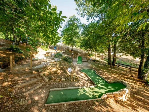 Minigolf auf mehreren Ebenen auf dem Campingplatz Roan Saint Avit Loisirs.