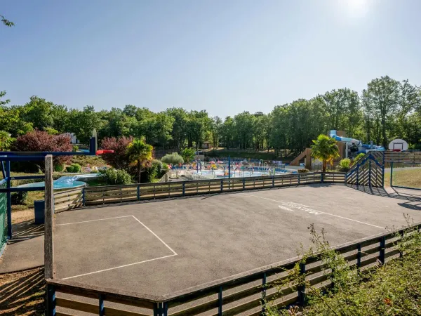 Fußball- und Spielplatz auf dem Roan-Campingplatz Saint Avit Loisirs.