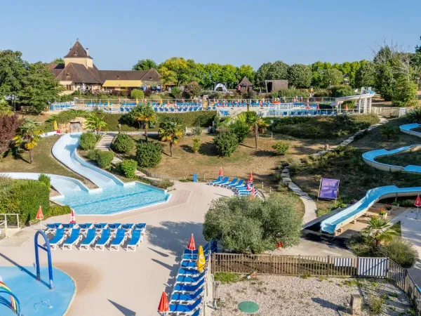 Schwimmbad mit Kloster im Hintergrund auf dem Campingplatz Roan Saint Avit Loiris.