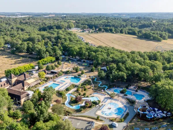 Luftaufnahme des Schwimmbads auf dem Campingplatz Roan in Saint Avit Loiris.