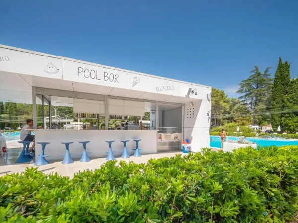 Poolbar auf dem Roan Campingplatz Valkanela.