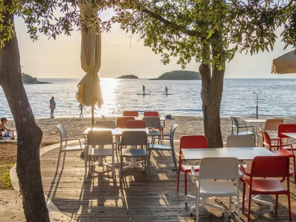 Bar am Meer auf dem Campingplatz Roan Valkanela.
