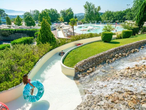 Rutsche mit Reifen auf dem Roan Camping hu Norcenni Girasole village.