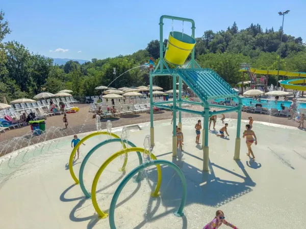 Kinderbecken mit weicher Oberfläche und Rutschen auf dem Campingplatz Roan hu Norcenni Girasole village.