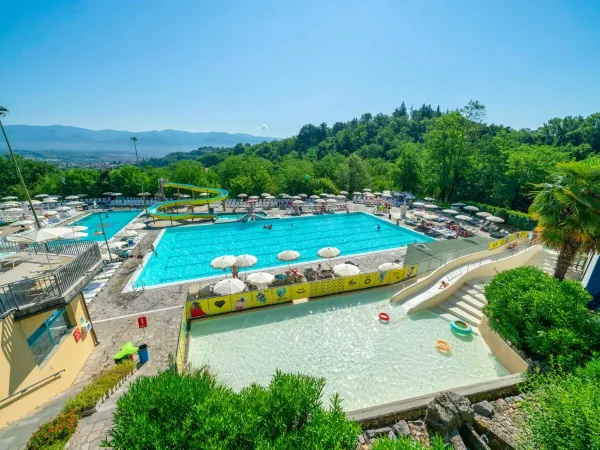 Überblick über das Schwimmbad auf dem Campingplatz Roan hu Norcenni Girasole.