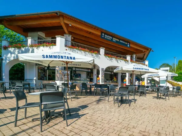 Restaurant am Pool des Campingplatzes Roan hu Norcenni Girasole Dorf.