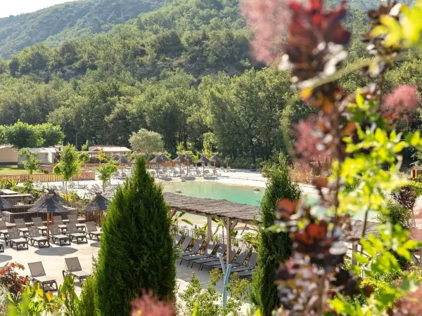 Überblick über das Lagunenschwimmbad auf dem Roan Camping Verdon Parc.