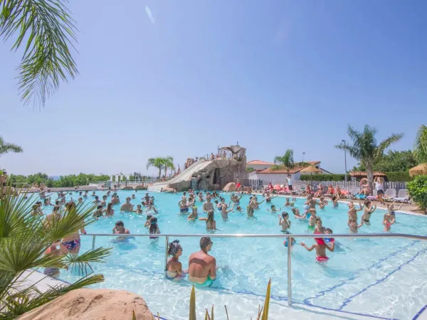 Übersicht über das Schwimmbad auf dem Roan Campingplatz Alannia Els Prats.