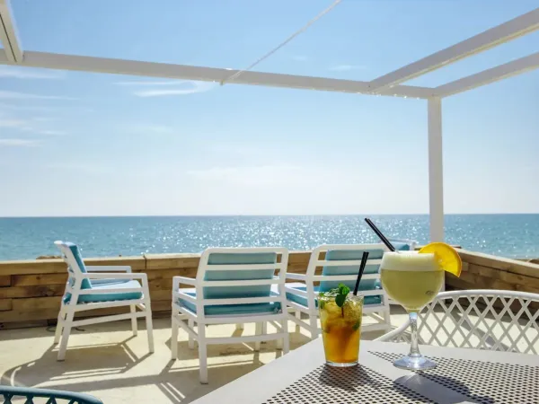 Terrasse mit Blick auf das Meer auf dem Roan Campingplatz Alannia Els Prats.