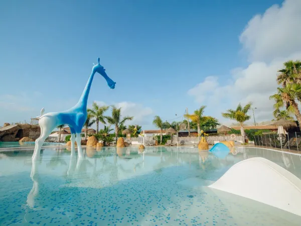 Das Schwimmbad mit Kinderrutschen auf dem Roan-Campingplatz Alannia Els Prats.