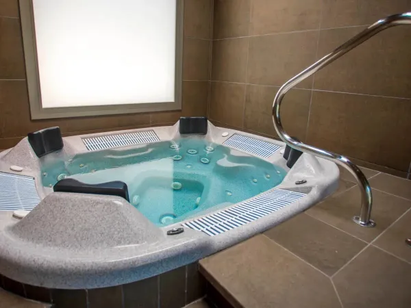 Der Whirlpool im Spa des Roan-Campingplatzes Alannia Els Prats.