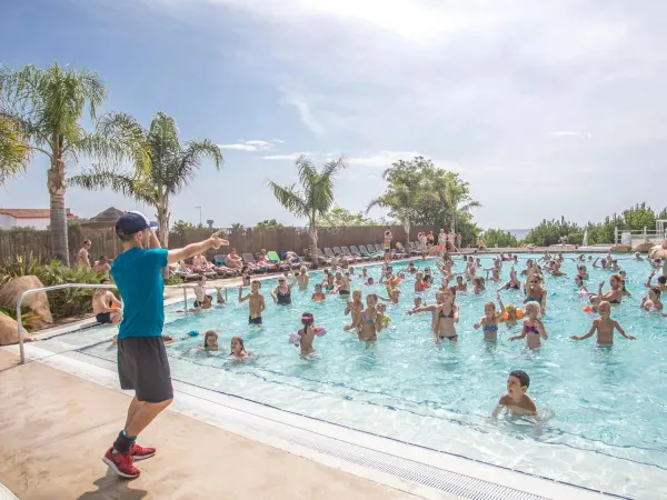 Unterhaltung im Pool auf dem Campingplatz Roan Alannia Els Prats.