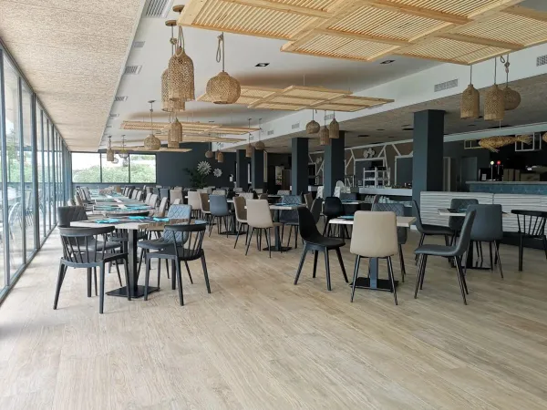 Der Innenbereich des Restaurants auf dem Campingplatz Roan Alannia Els Prats.
