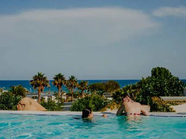 Blick auf das Meer vom Pool des Roan-Campingplatzes Alannia Els Prats.
