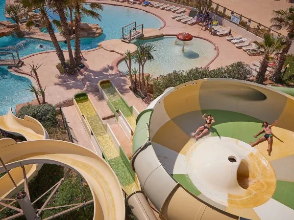 Mehrere lustige Rutschen mit Tornadorutsche auf dem Roan-Campingplatz Le Petit Mousse.