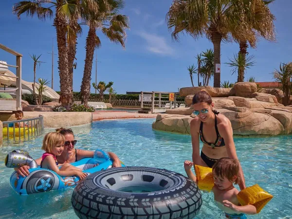 Mütter mit kleinen Kindern im Pool des Campingplatzes Le Petit Mousse in Roan.