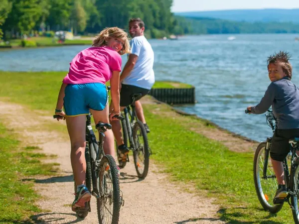 Radfahren rund um den Roan-Campingplatz Le Lac des Vieilles Forges.