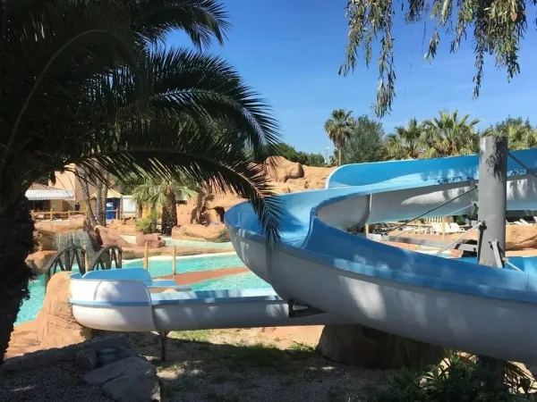 Schöne Rutsche im Pool des Campingplatzes Roan in Les Sables d'Or.