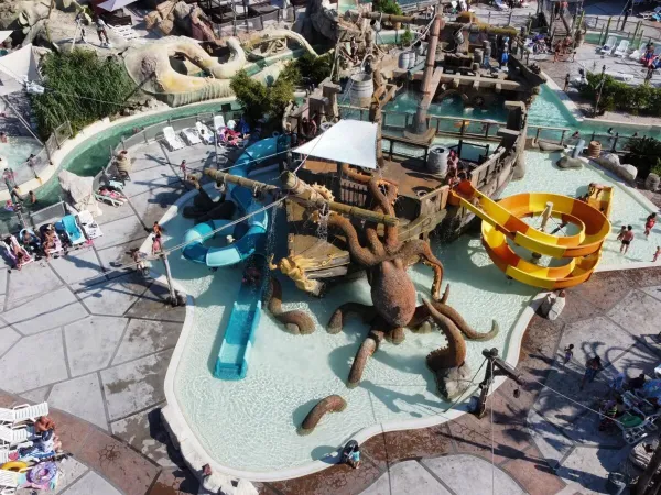 Piratenschiff-Wasserspielplatz mit Rutschen auf dem Roan-Campingplatz Les Sables d'Or.