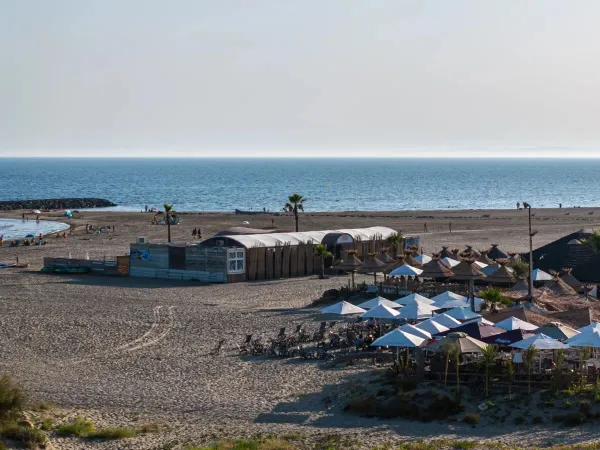 Der Strand mit Bar auf dem Campingplatz Roan Les Sables d'Or.